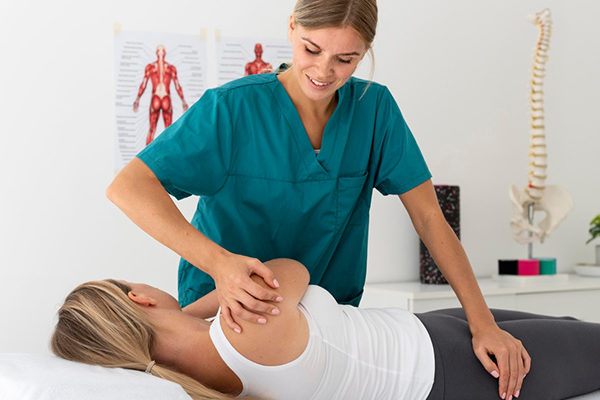 Fiosioterapista all'opera che ora dovrà usare la Fatturazione Elettronica sulle Tessere Sanitarie dei clienti che subiscono i trattamenti