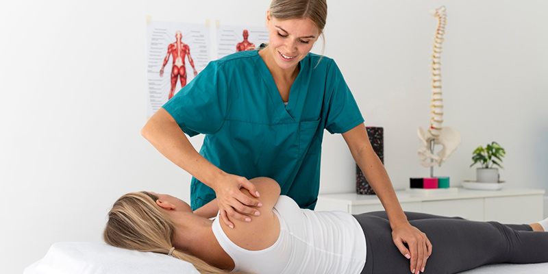 Fiosioterapista all'opera che ora dovrà usare la Fatturazione Elettronica sulle Tessere Sanitarie dei clienti che subiscono i trattamenti